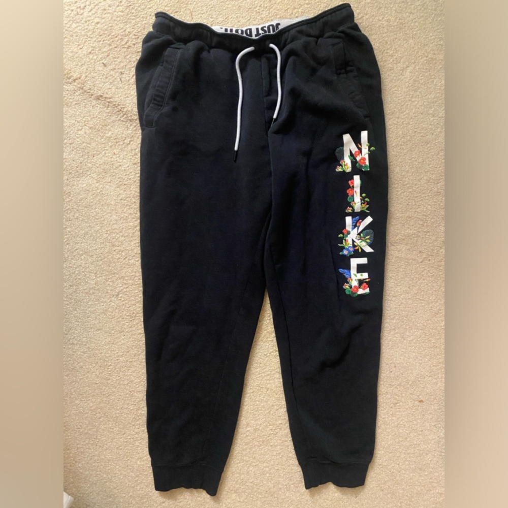 women’s medium nike sweatpants